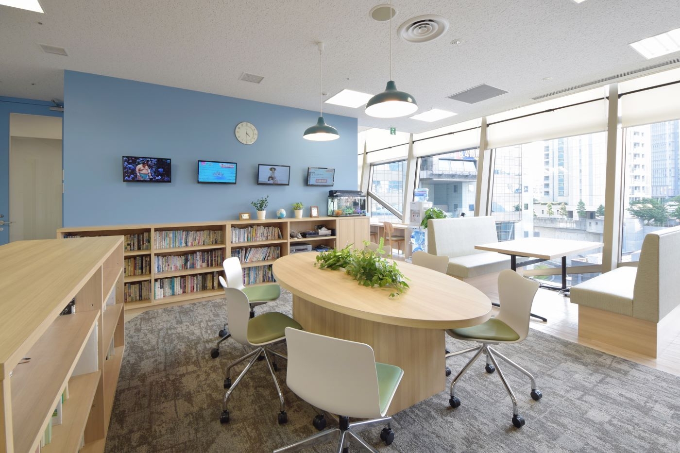 オフィスデザイン実績～鮮やかなブルーが織りなす、自然を感じられるナチュラルオフィス