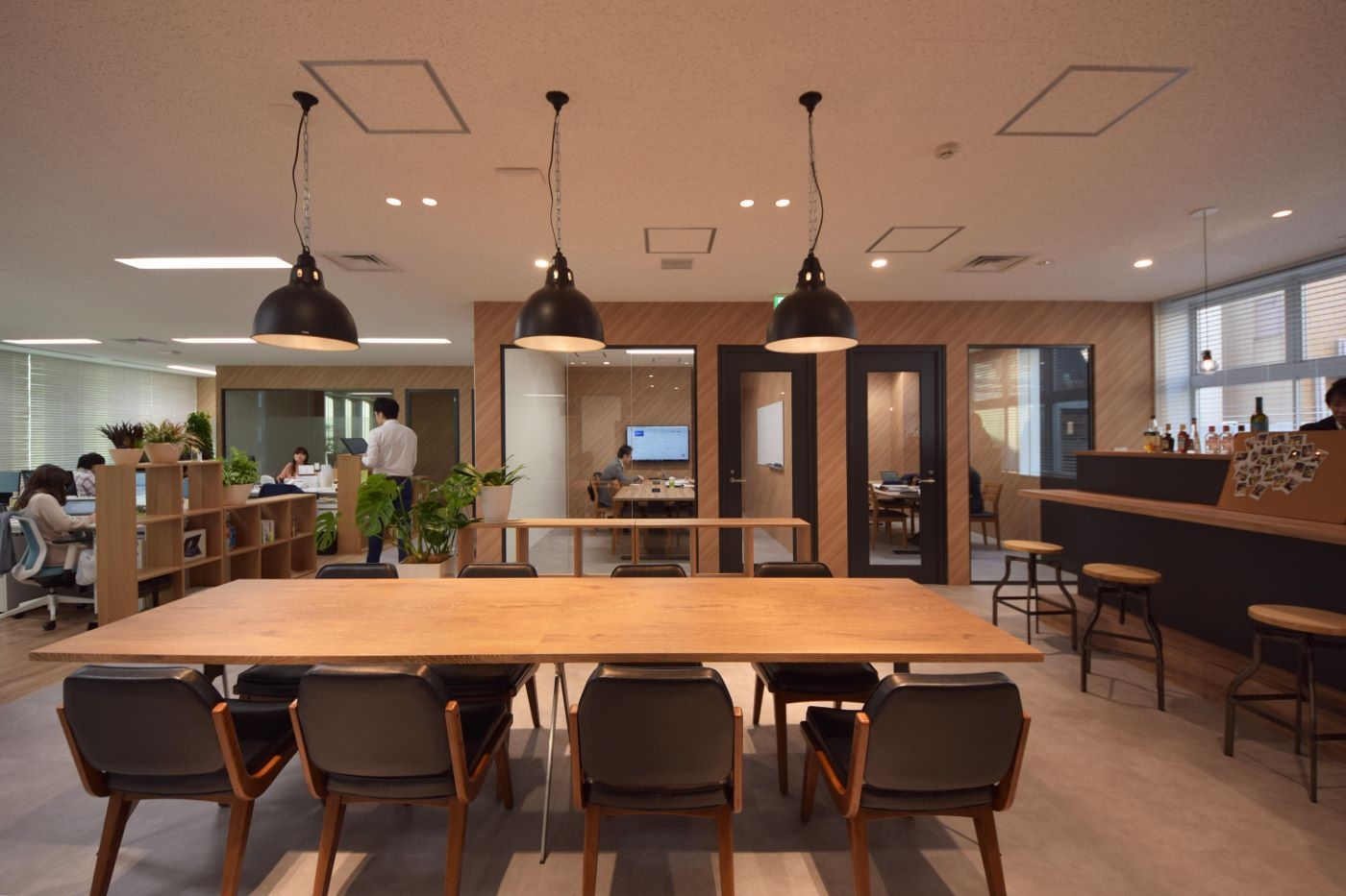 オフィスデザイン実績～空間を緩やかに仕切り実現したボーダーレスなオフィス空間