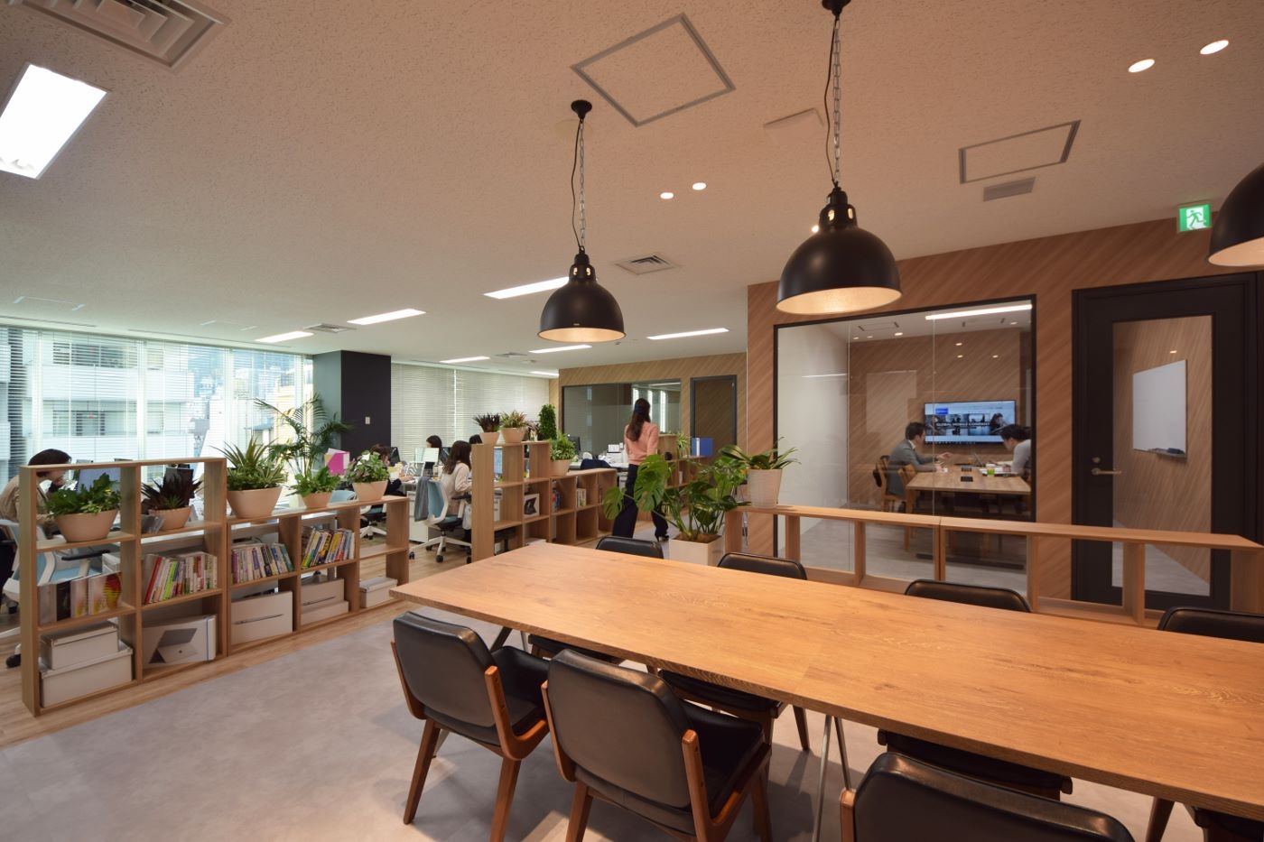 オフィスデザイン実績～空間を緩やかに仕切り実現したボーダーレスなオフィス空間