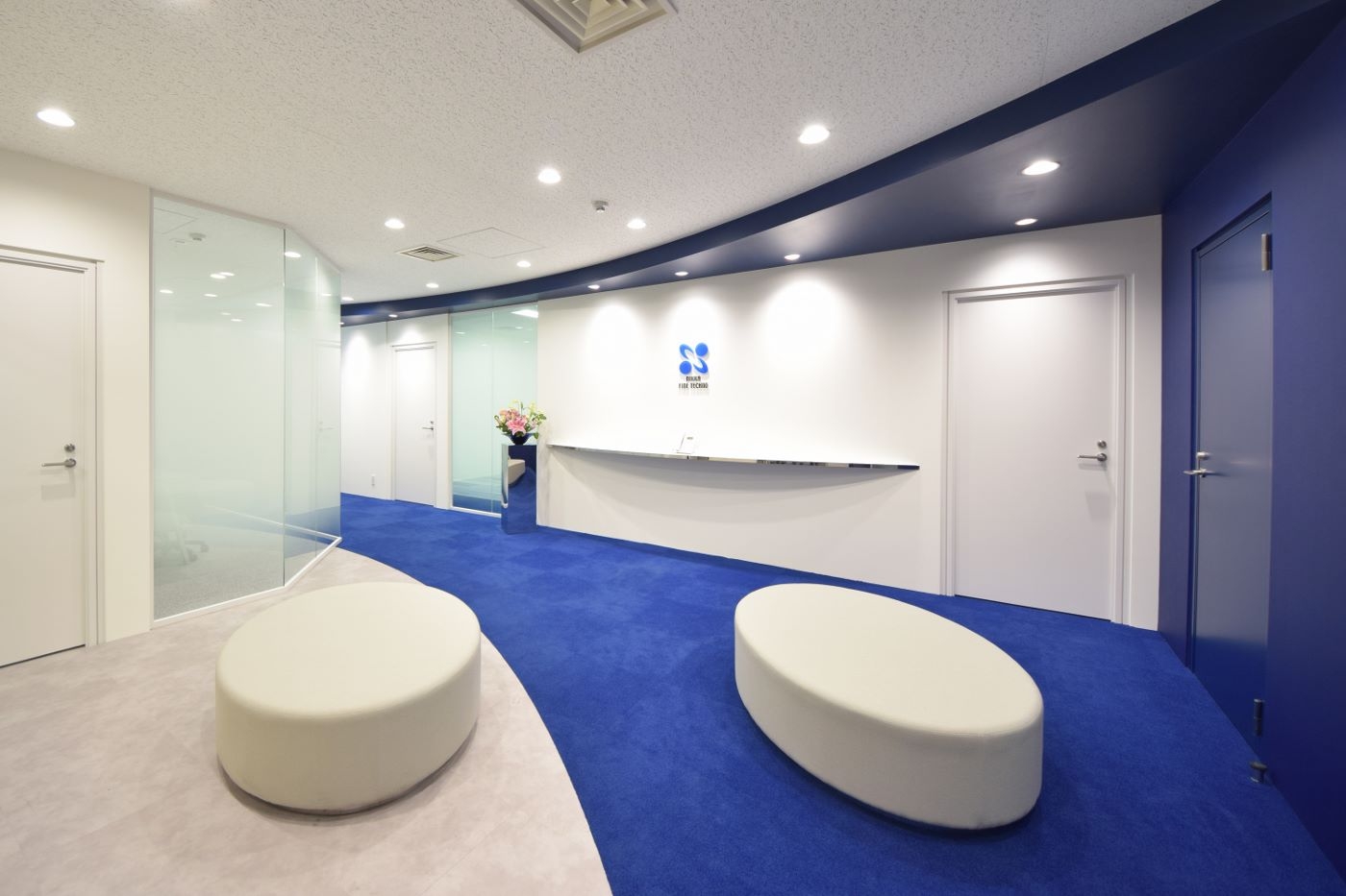 オフィスデザイン実績～ブルーとホワイトのコンセプトカラーが彩る流れるようなアールデザインオフィス