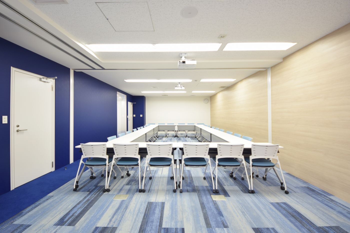 オフィスデザイン実績～ブルーとホワイトのコンセプトカラーが彩る流れるようなアールデザインオフィス