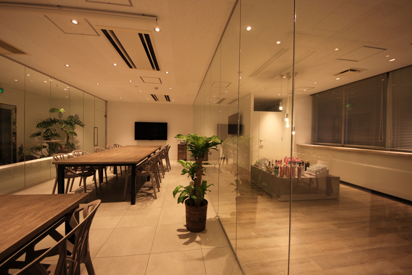 オフィスデザイン実績～ガラスの透明感が美しい洗練されたショールーム型オフィス
