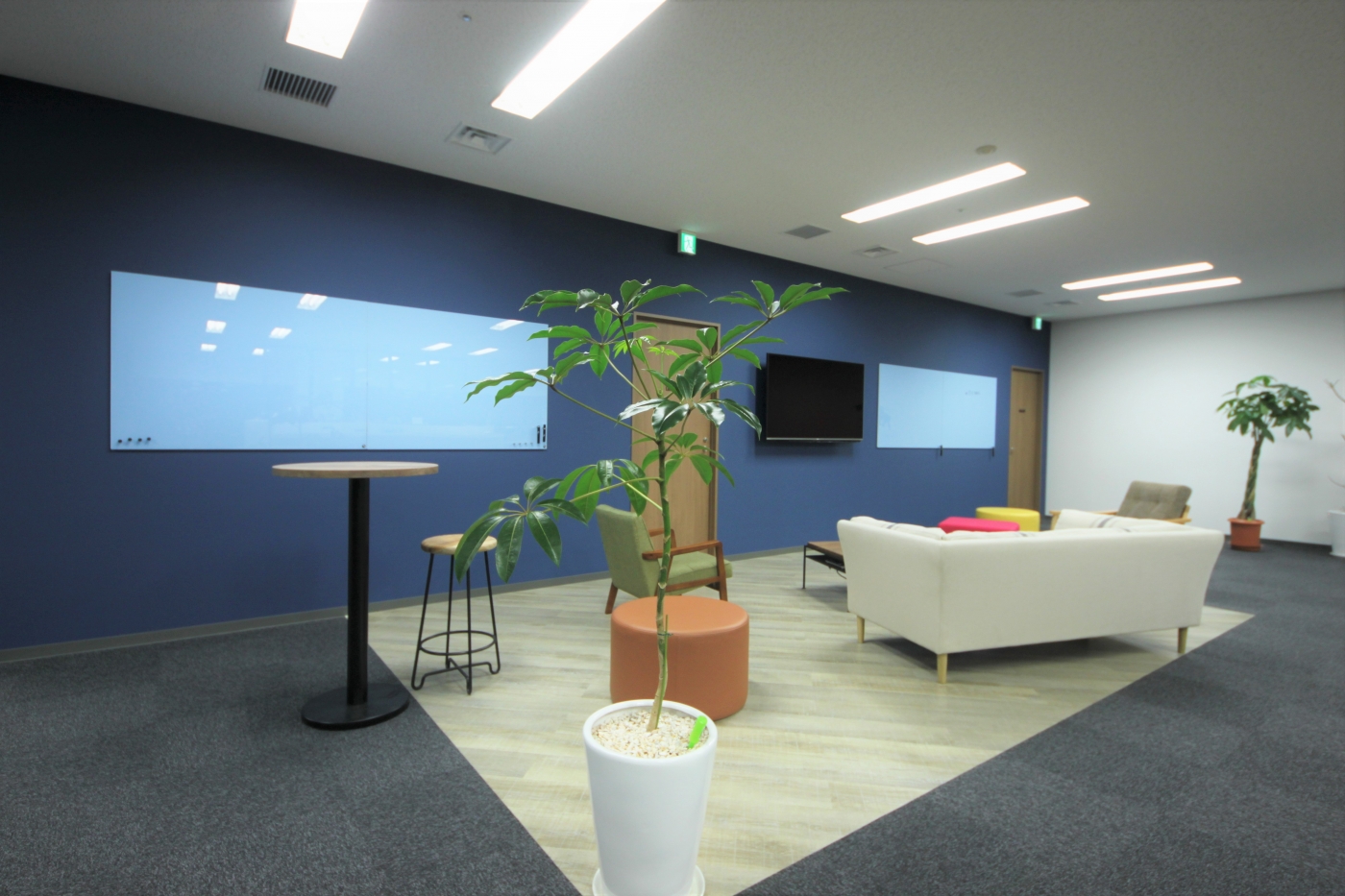 オフィスデザイン実績～空間に遊びを取り入れたインパクトのあるデザイナーズオフィス					