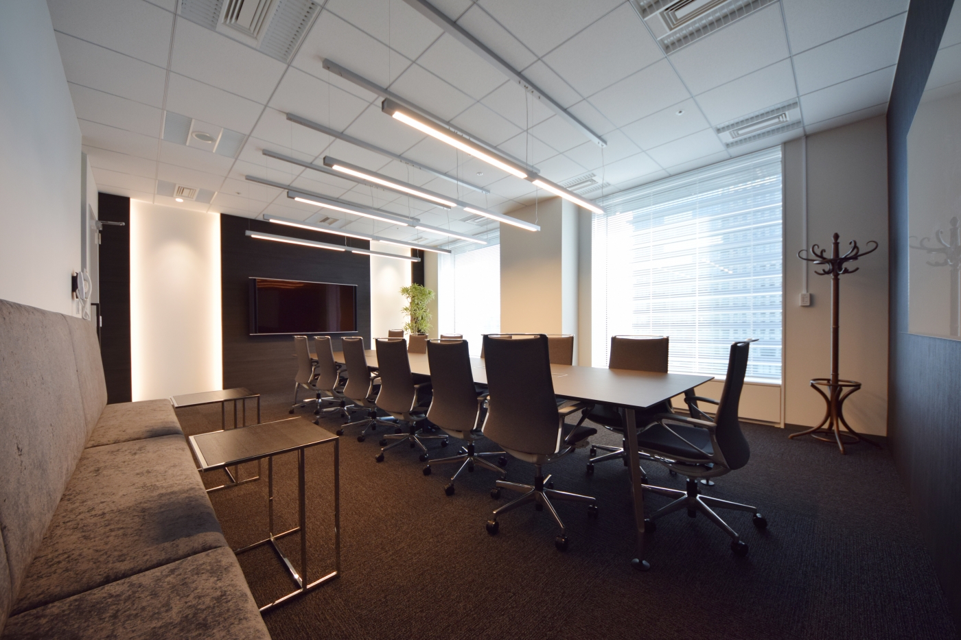 オフィスデザイン実績～幾何学的な直線の多様と透過性を持たせたオフィス					