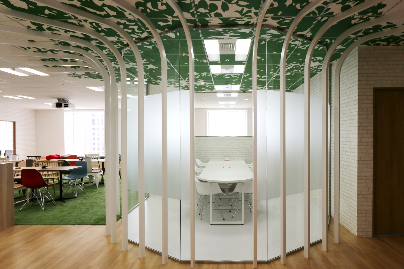 オフィスデザイン実績～シンボルツリーがお出迎え。知識や経験を共有し共感する憩いのオフィス			