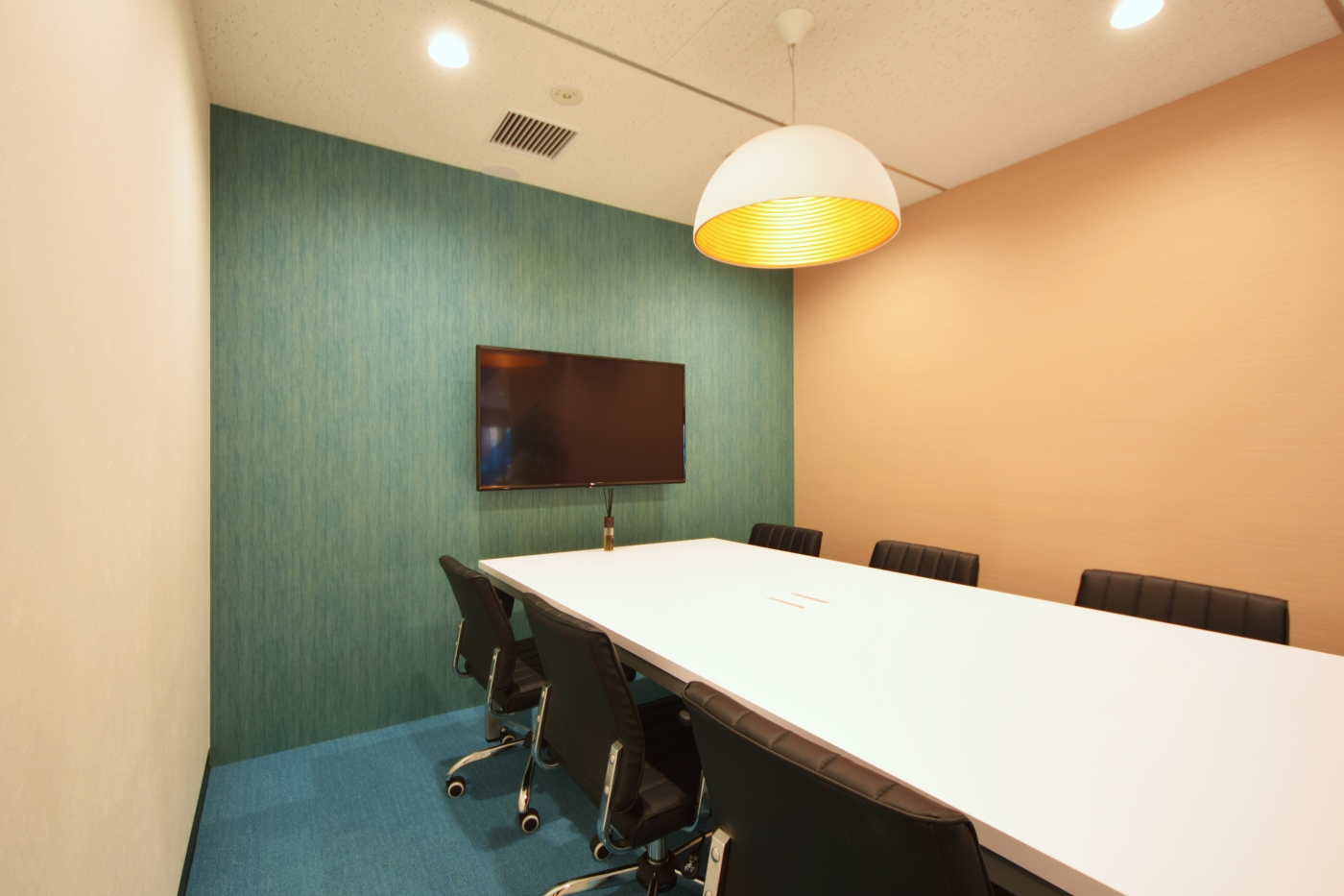 オフィスデザイン実績～木の温もりと差し色が織りなす、開放的空間				