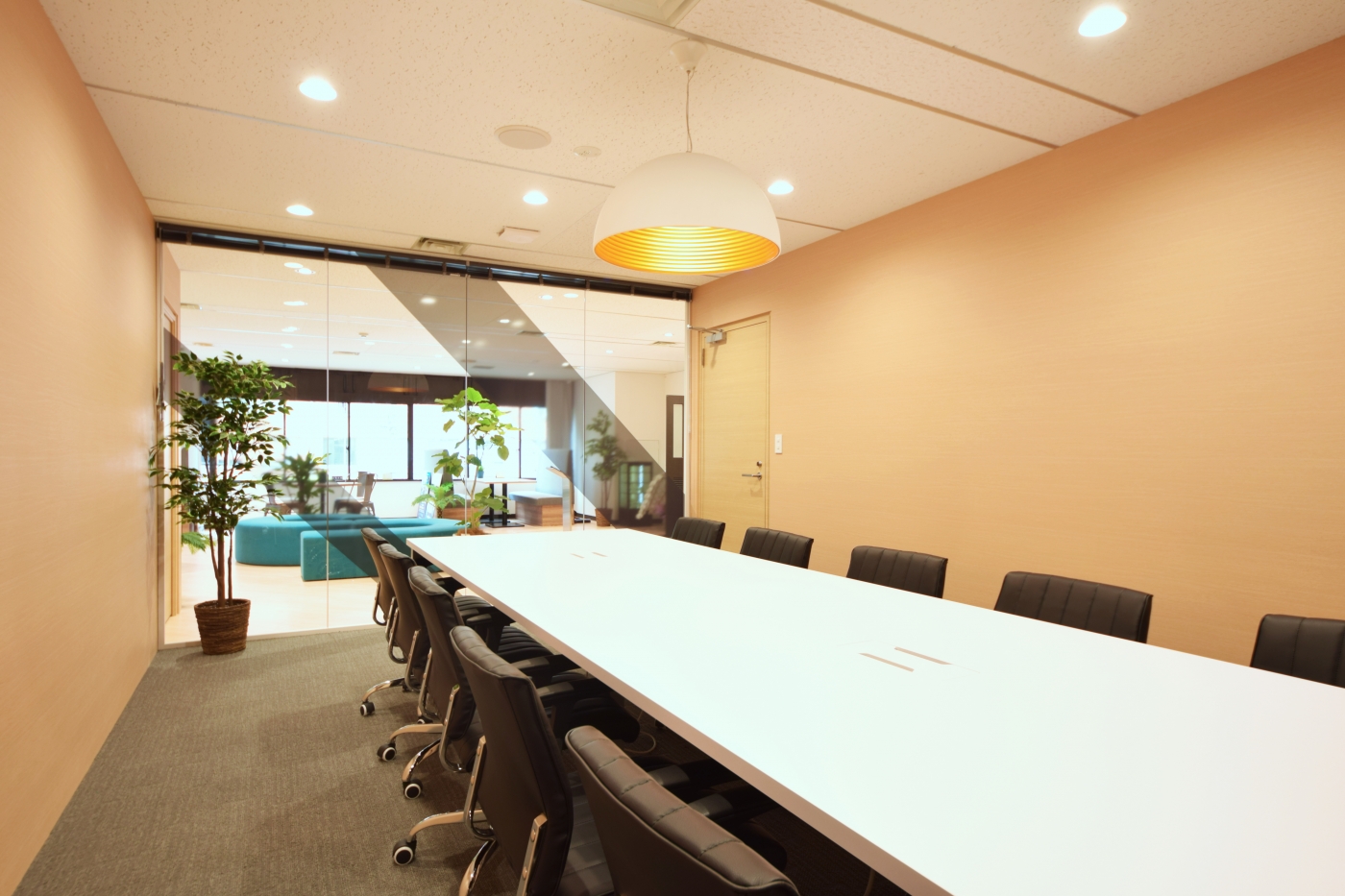 オフィスデザイン実績～木の温もりと差し色が織りなす、開放的空間				