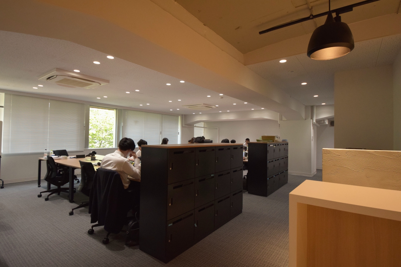 オフィスデザイン実績～Cool×Natural　時間、場所により様々な表情を持つ新しいオフィス