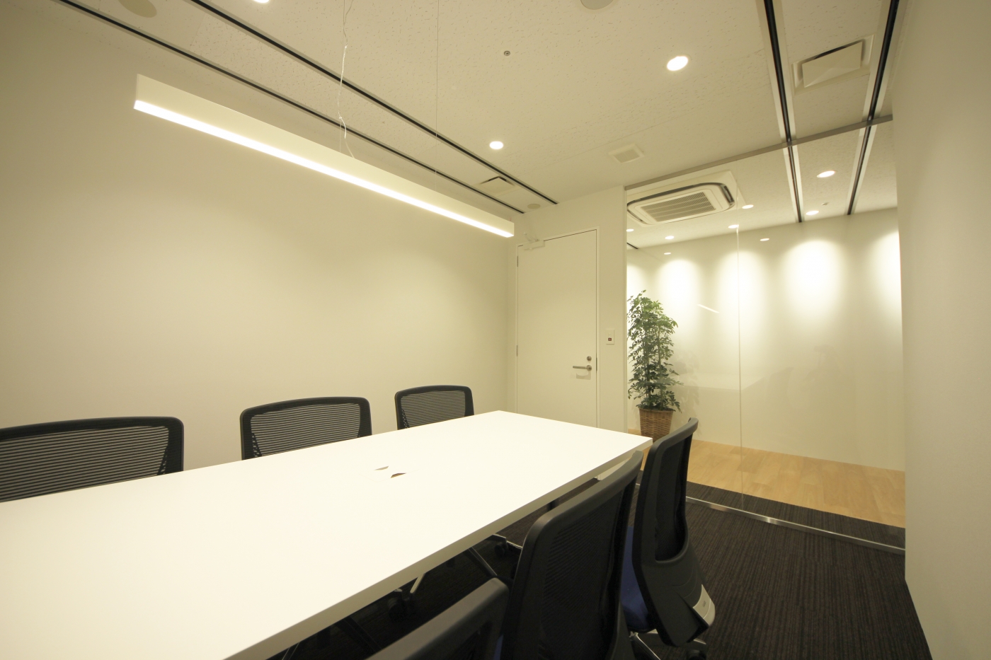 オフィスデザイン実績～”オンオフ”の空間で業務効率を高める、コミュニケーションオフィス					