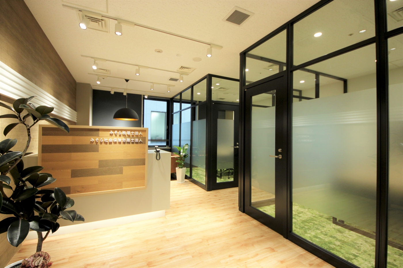 オフィスデザイン実績～自然の中にいるような開放感と居心地の良さを感じられるcafé office					