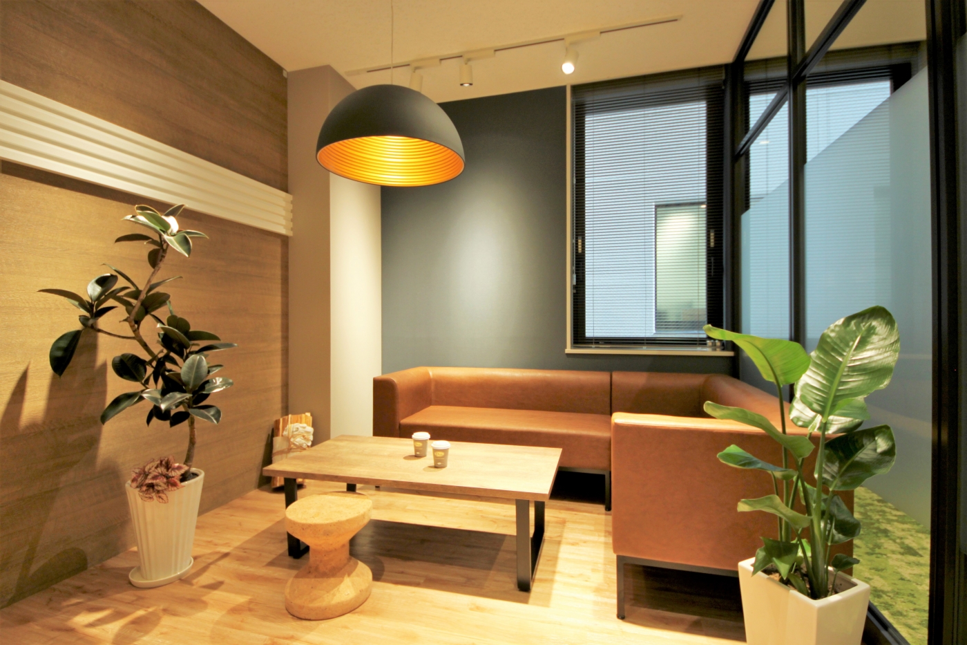オフィスデザイン実績～自然の中にいるような開放感と居心地の良さを感じられるcafé office					