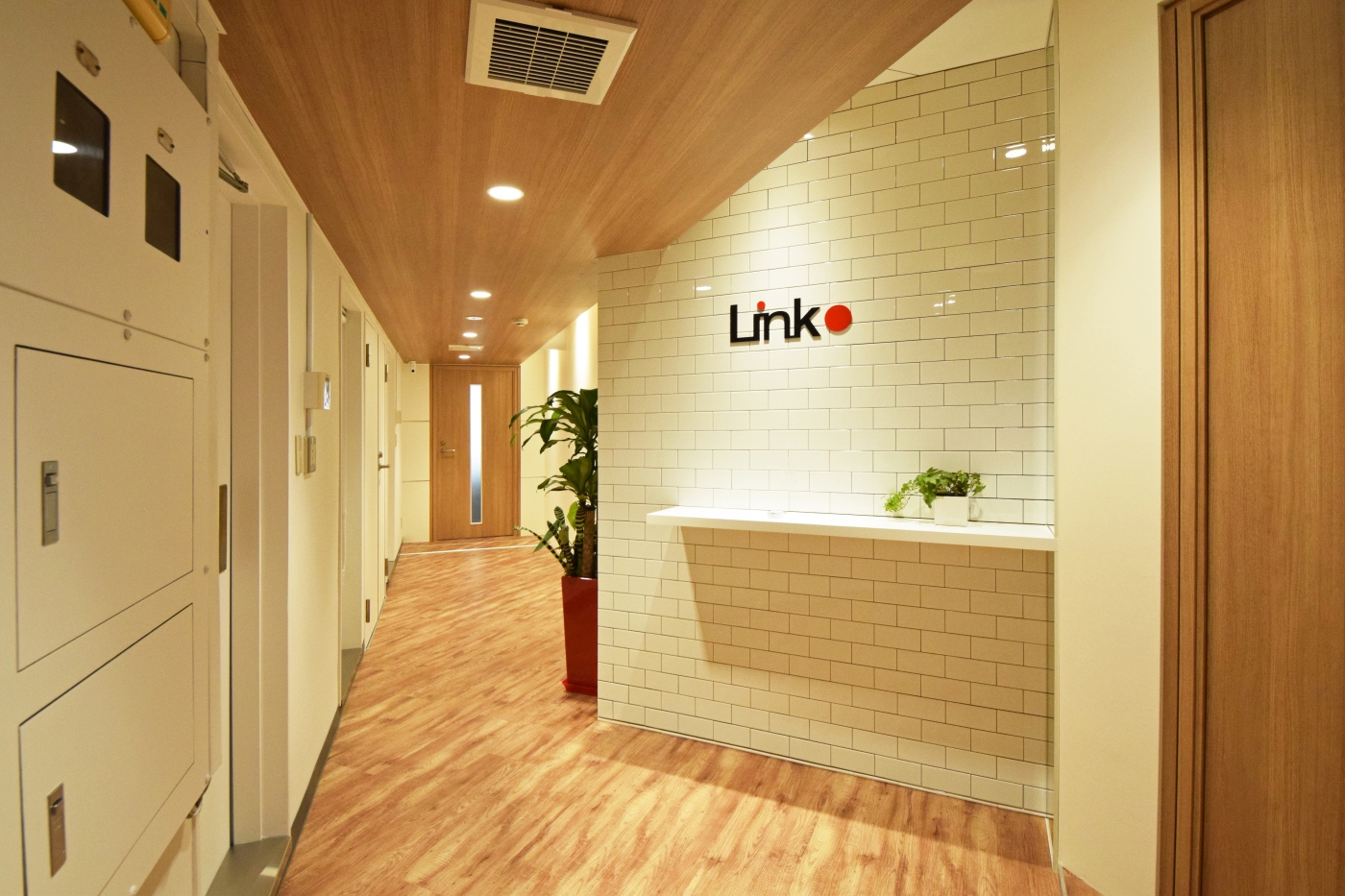 オフィスデザイン実績～白の磁器タイルと木目のデザインで「シンプルに、スマートに」を体現できるオフィス