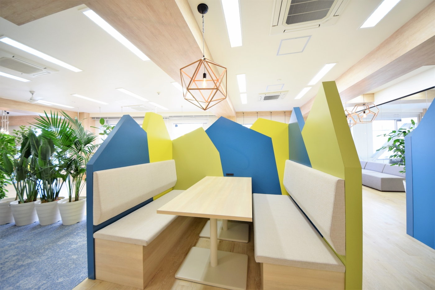 オフィスデザイン実績～木の温かさと色彩豊かなデザインで「繋がり」「広がり」を表現したオフィス
