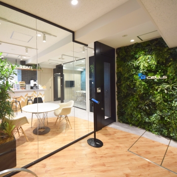 オフィスデザイン事例|植栽、木目、タイルなど様々な素材が調和し、自然と人々が集まるカフェオフィス