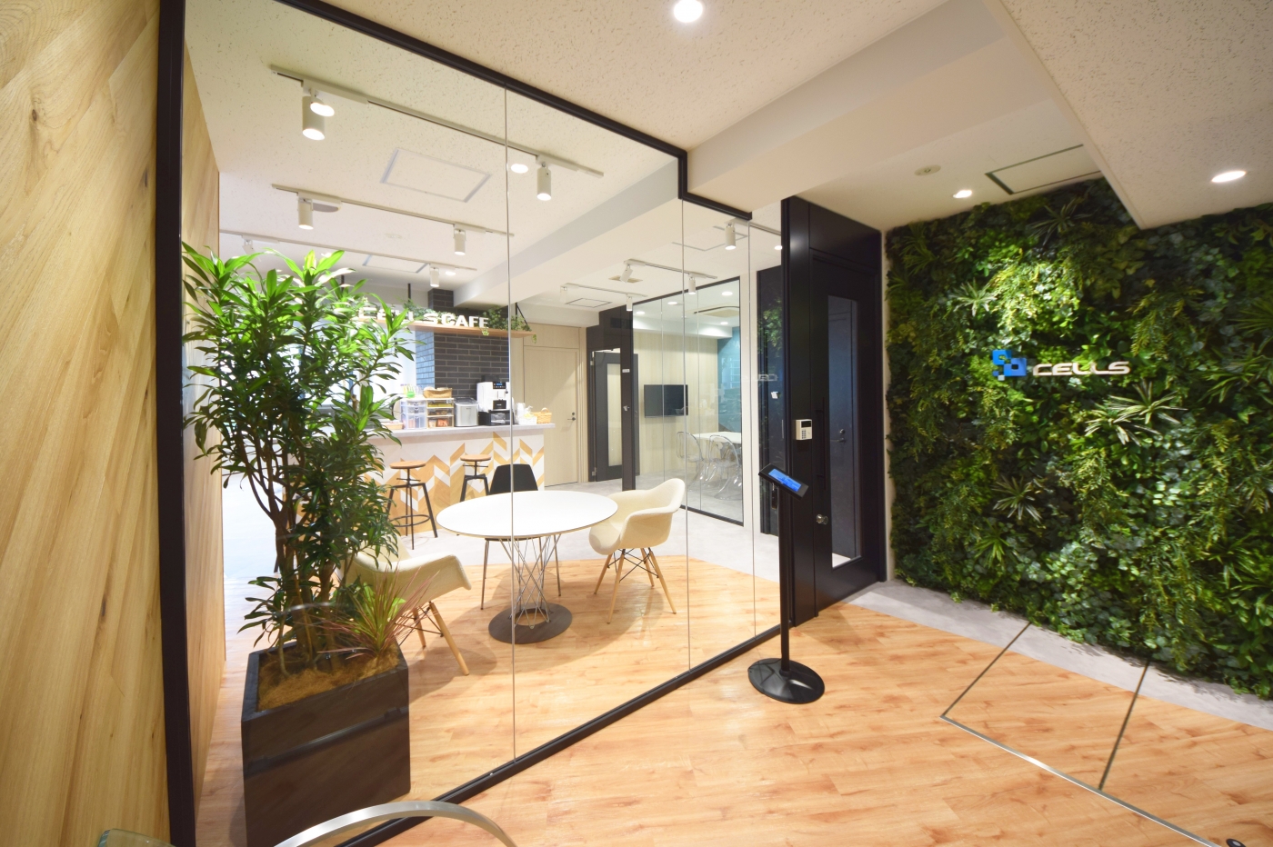 オフィスデザイン実績～植栽、木目、タイルなど様々な素材が調和し、自然と人々が集まるカフェオフィス