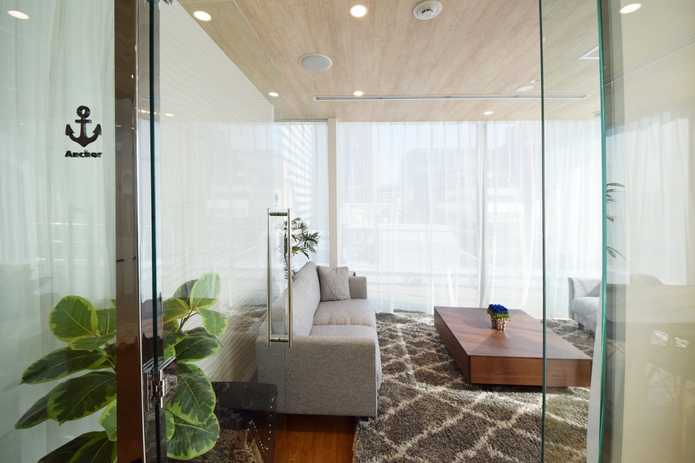 オフィスデザイン実績～スタイリッシュなガラスと木目が調和した、東京タワーが一望できる明るくハッピーなオフィス