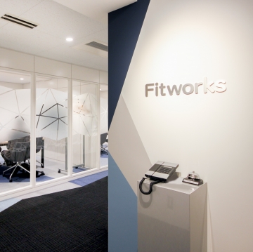 オフィスデザイン事例|コーポレートカラーを取り入れた幾何学的な模様が会社の思いを表現するオフィス空間