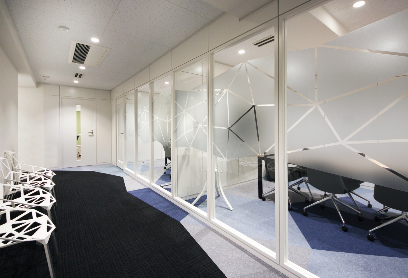 オフィスデザイン実績～コーポレートカラーを取り入れた幾何学的な模様が会社の思いを表現するオフィス空間
