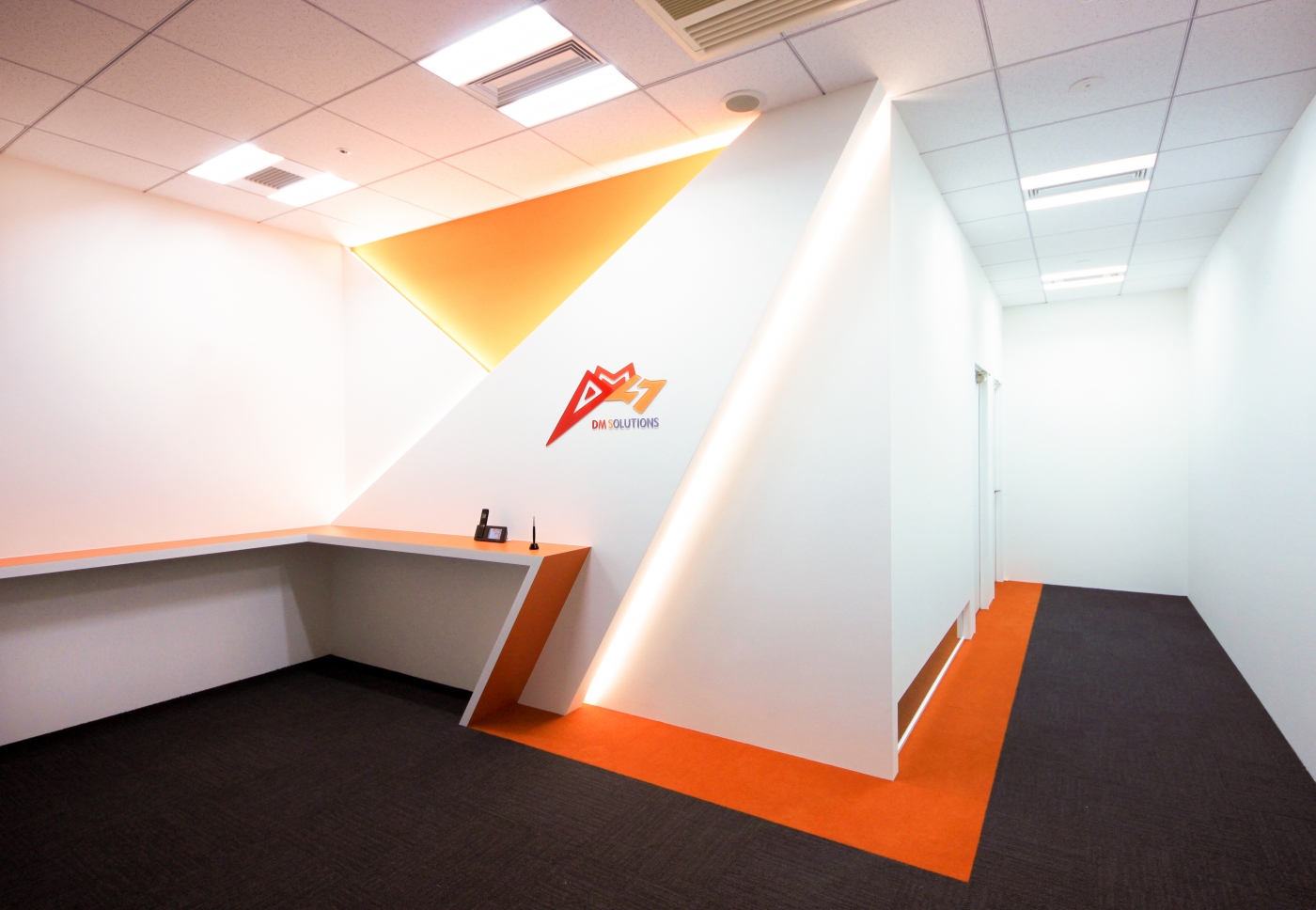 オフィスデザイン実績～社名をエントランス全体で表現した、更なる飛躍に向けたオフィス