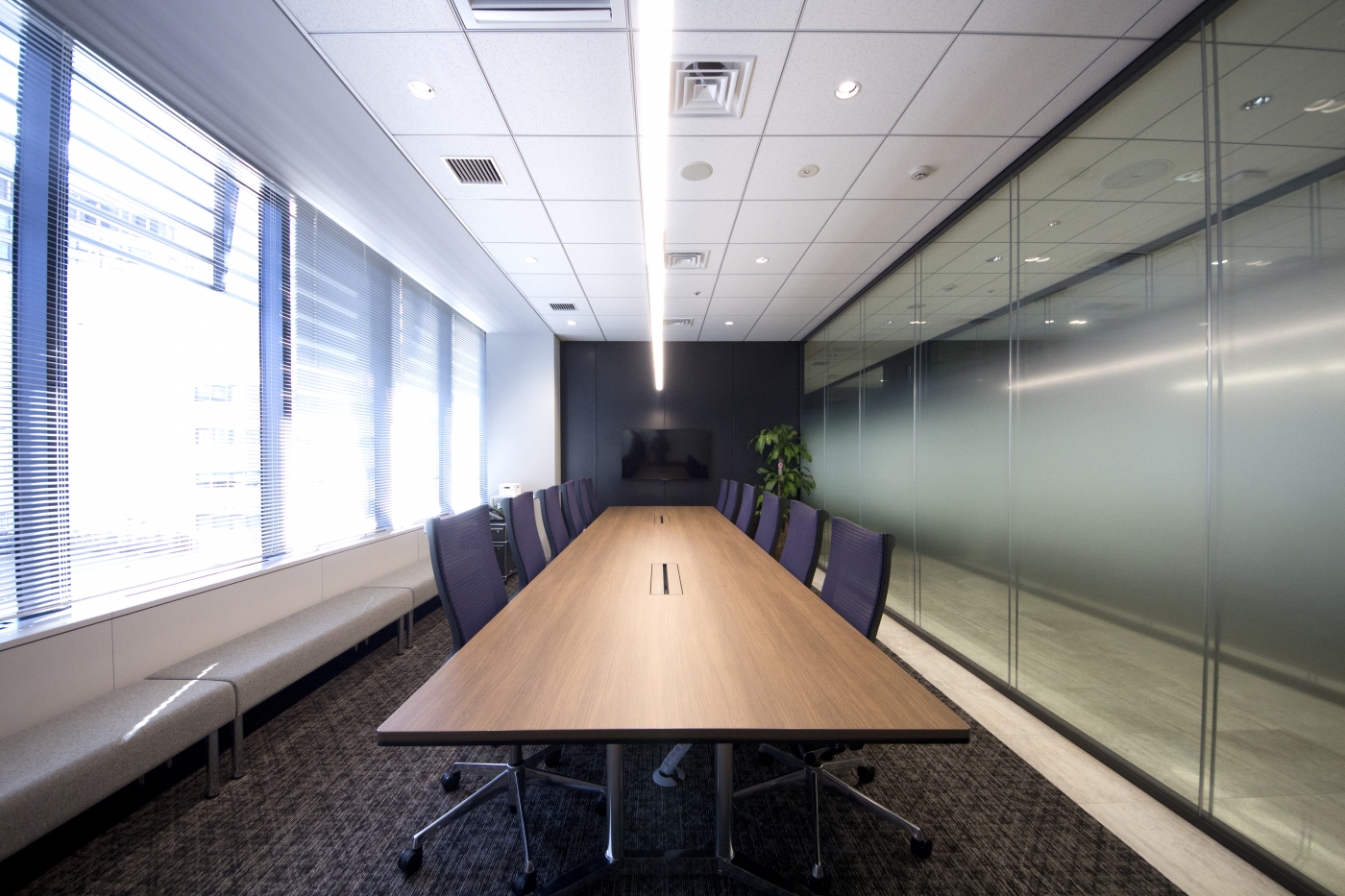 オフィスデザイン実績～白から黒に至るグラデーションで演出した、光溢れるオフィス空間。