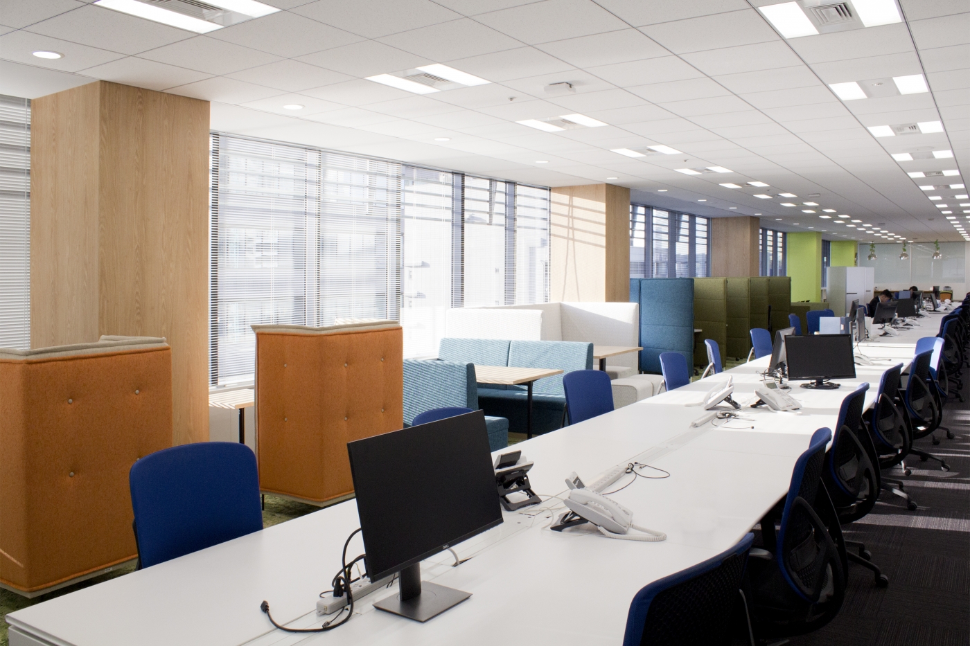 オフィスデザイン実績～白から黒に至るグラデーションで演出した、光溢れるオフィス空間。