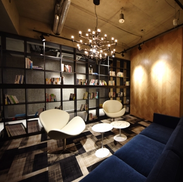 オフィスデザイン事例|ビジネスとアートが共存する知的な空間