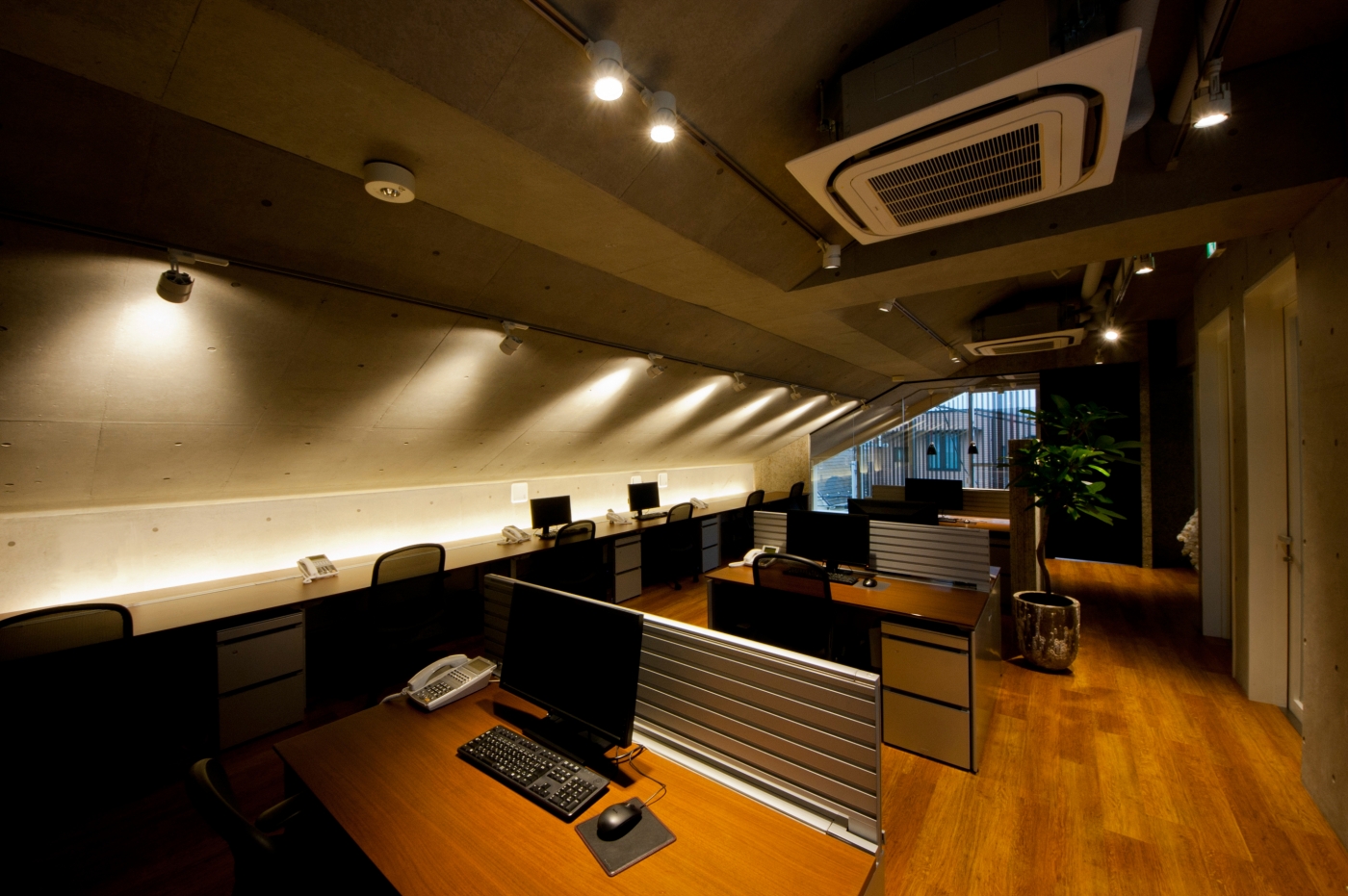 オフィスデザイン実績～ビジネスとアートが共存する知的な空間