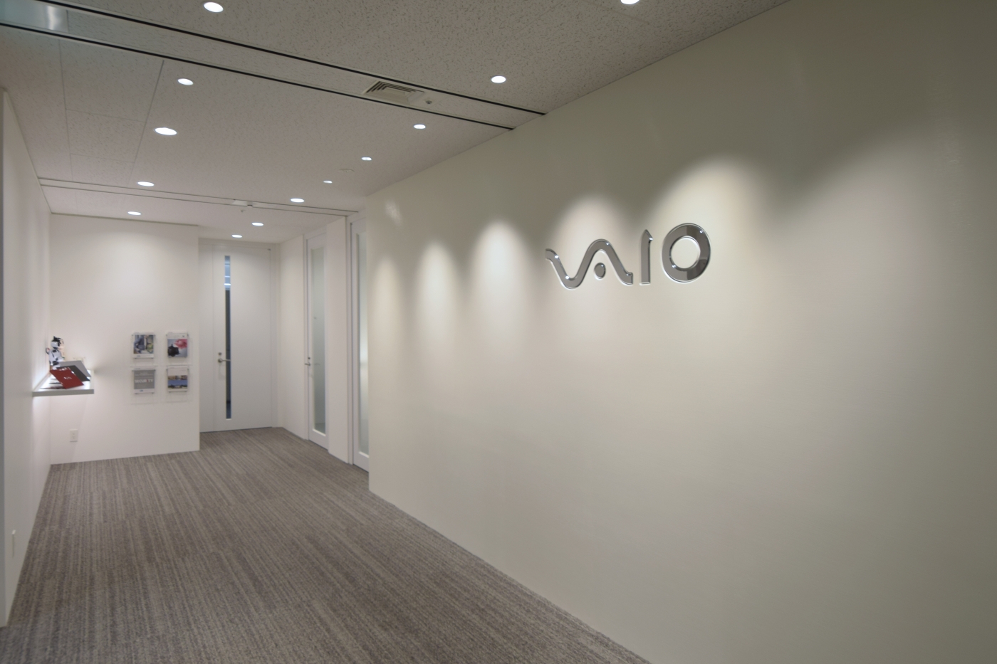 オフィスデザイン実績～PC筐体をイメージしたエントランスがお出迎えする「VAIO」ブランドオフィス