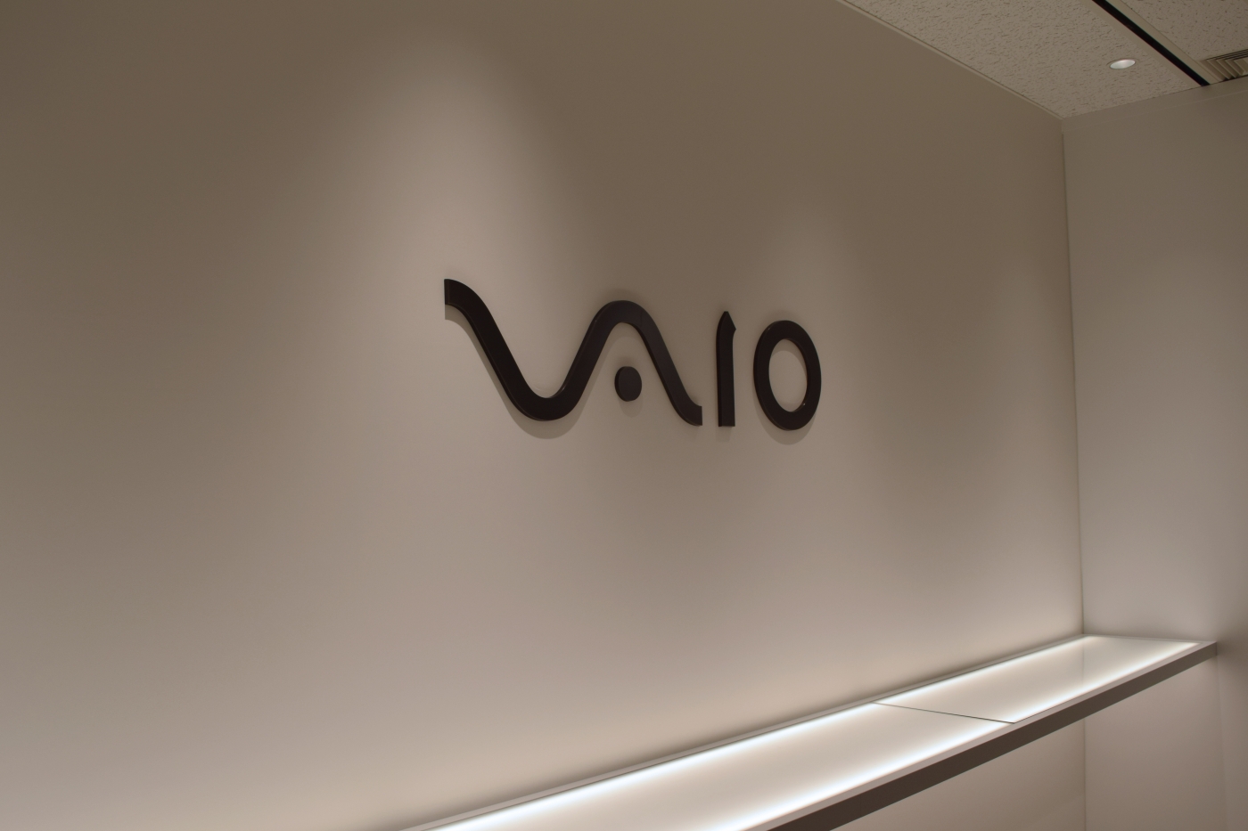 オフィスデザイン実績～PC筐体をイメージしたエントランスがお出迎えする「VAIO」ブランドオフィス