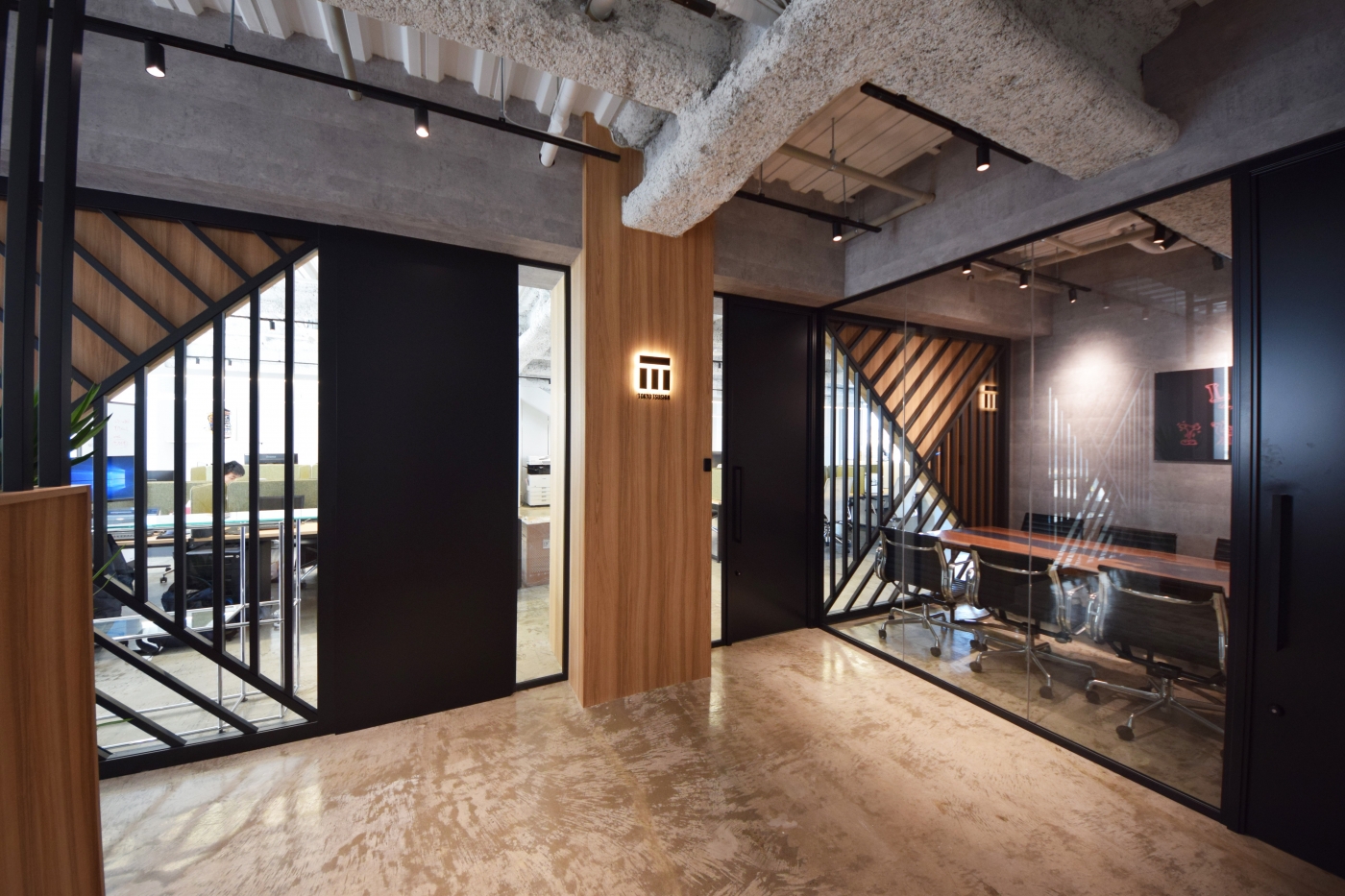 オフィスデザイン実績～特徴的なエントランス、デザイン家具やアートが目を引くオフィス空間