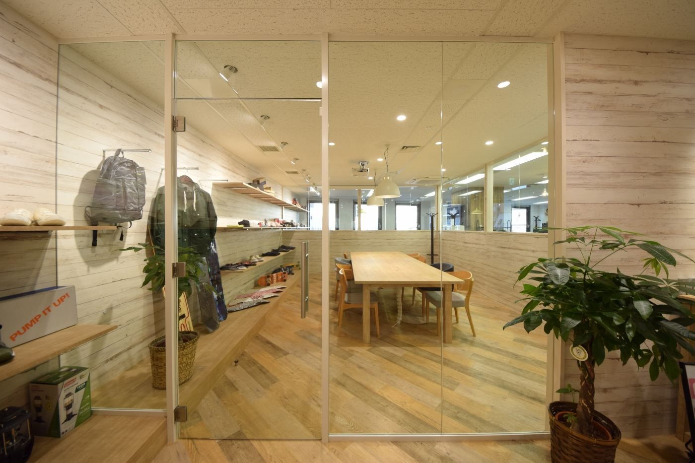 オフィスデザイン実績～2社が共創し、無機質材(ガラス)と有機質材(木)が融合するオフィス
