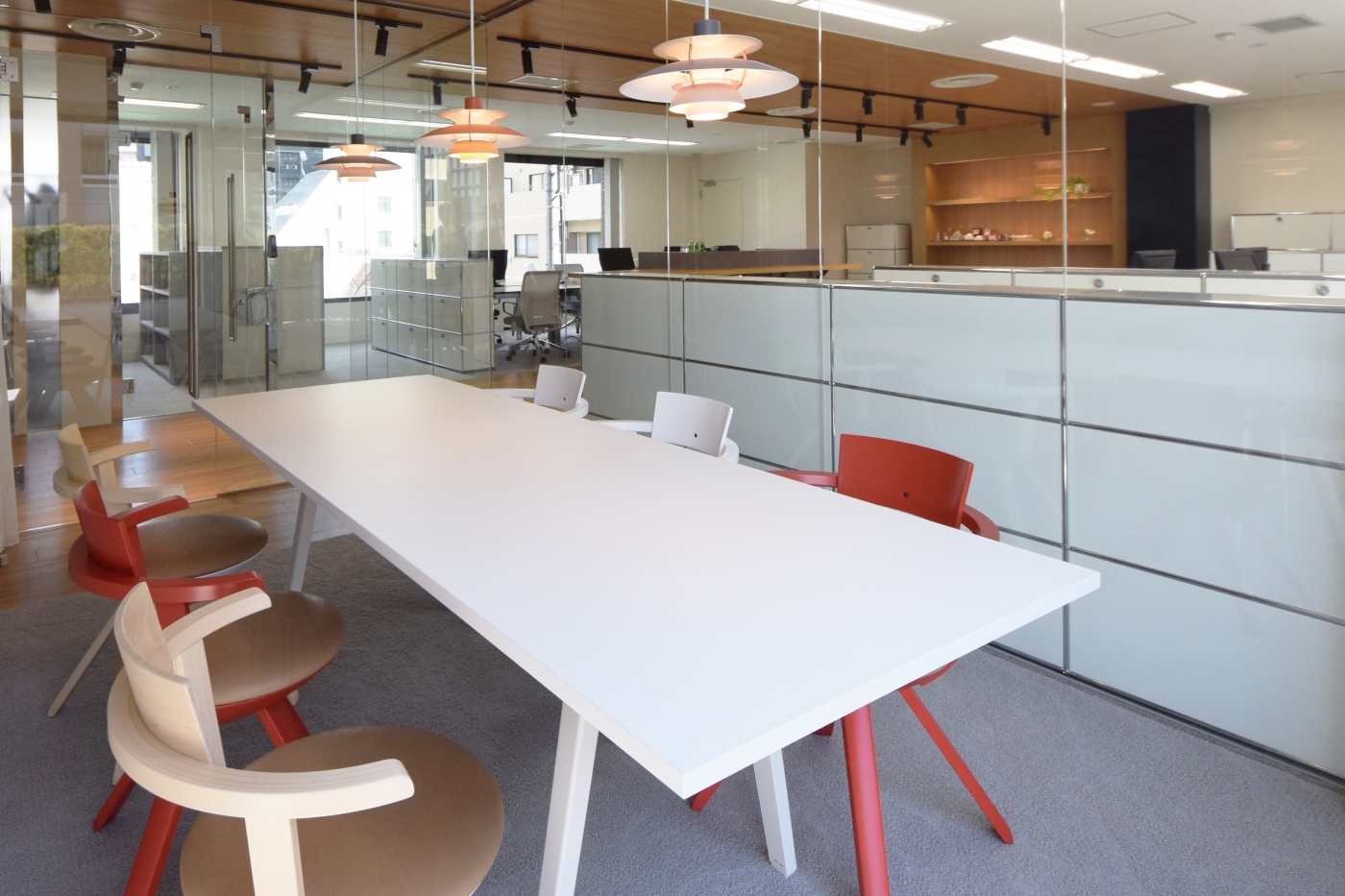 オフィスデザイン実績～素材や家具にもこだわりを重ねた、洗練されたショーウィンドウのようなオフィス