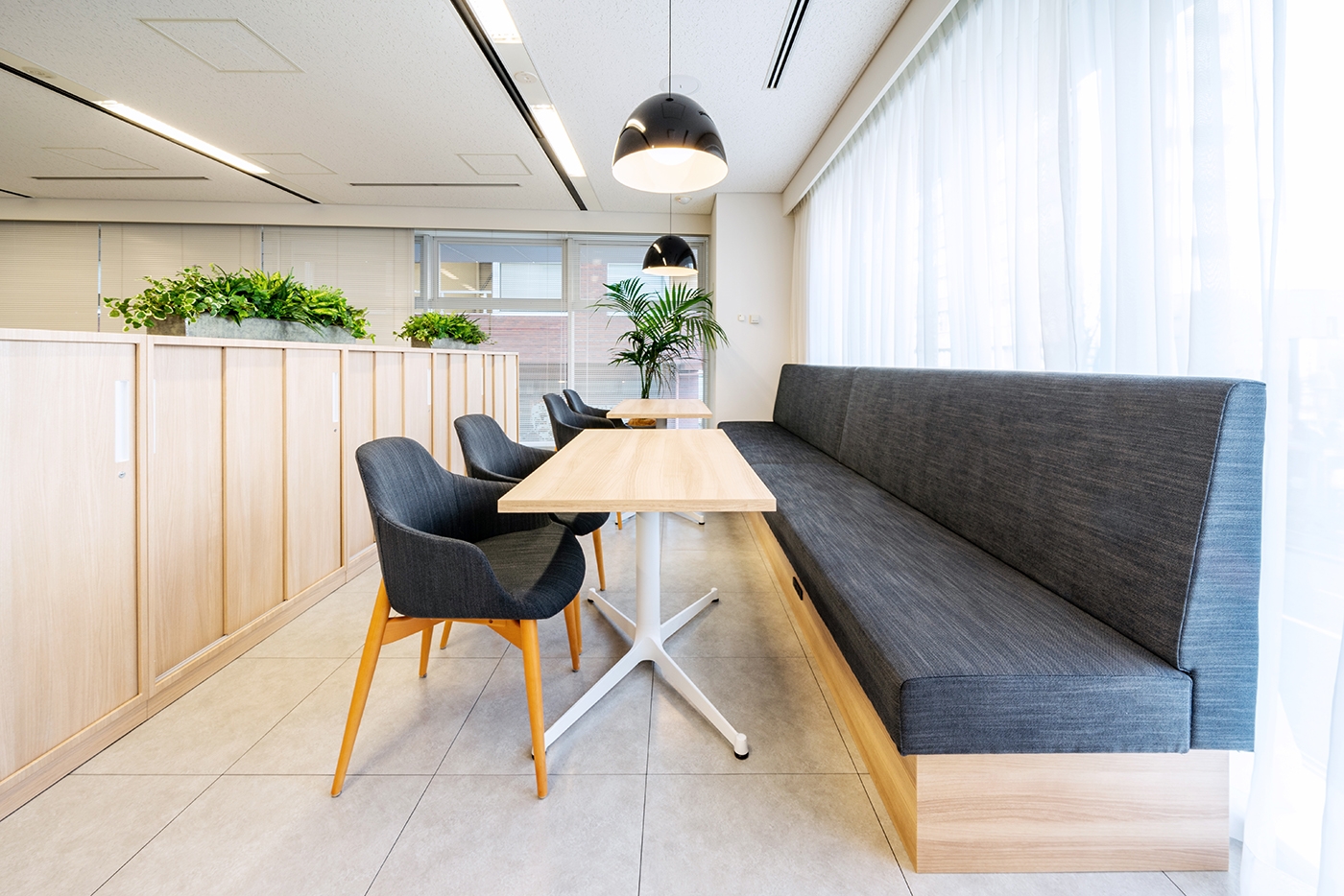 オフィスデザイン実績～外光が差し込み透明感と清潔感の感じられるオフィス