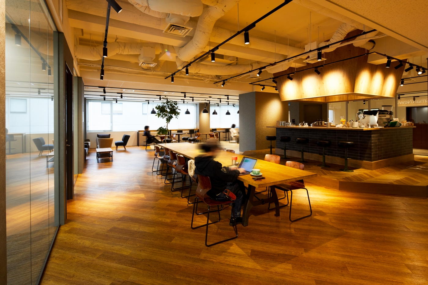 オフィスデザイン実績～まるでCafeのような自分の居心地の良い場所が見つかるオフィス