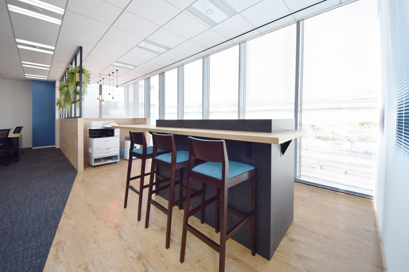 オフィスデザイン実績～はたらく場所に選択肢を。ブルーが映えるActivity Based Office