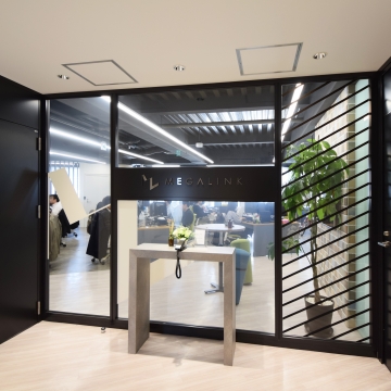 オフィスデザイン事例|モノトーンの中に木目の柔らかさが同居する新メガリンクオフィス