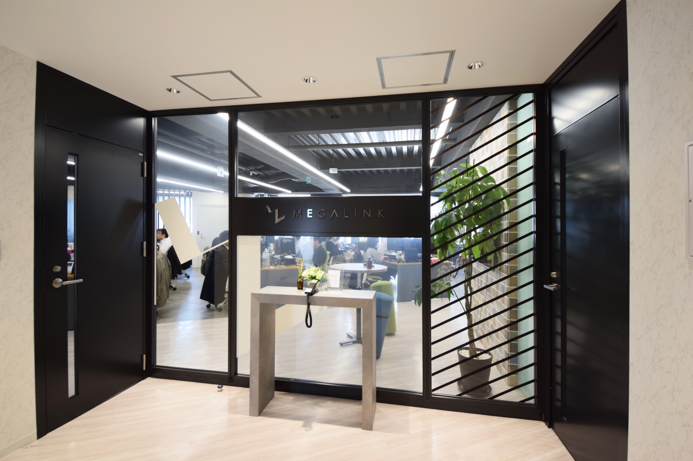 オフィスデザイン実績～モノトーンの中に木目の柔らかさが同居する新メガリンクオフィス