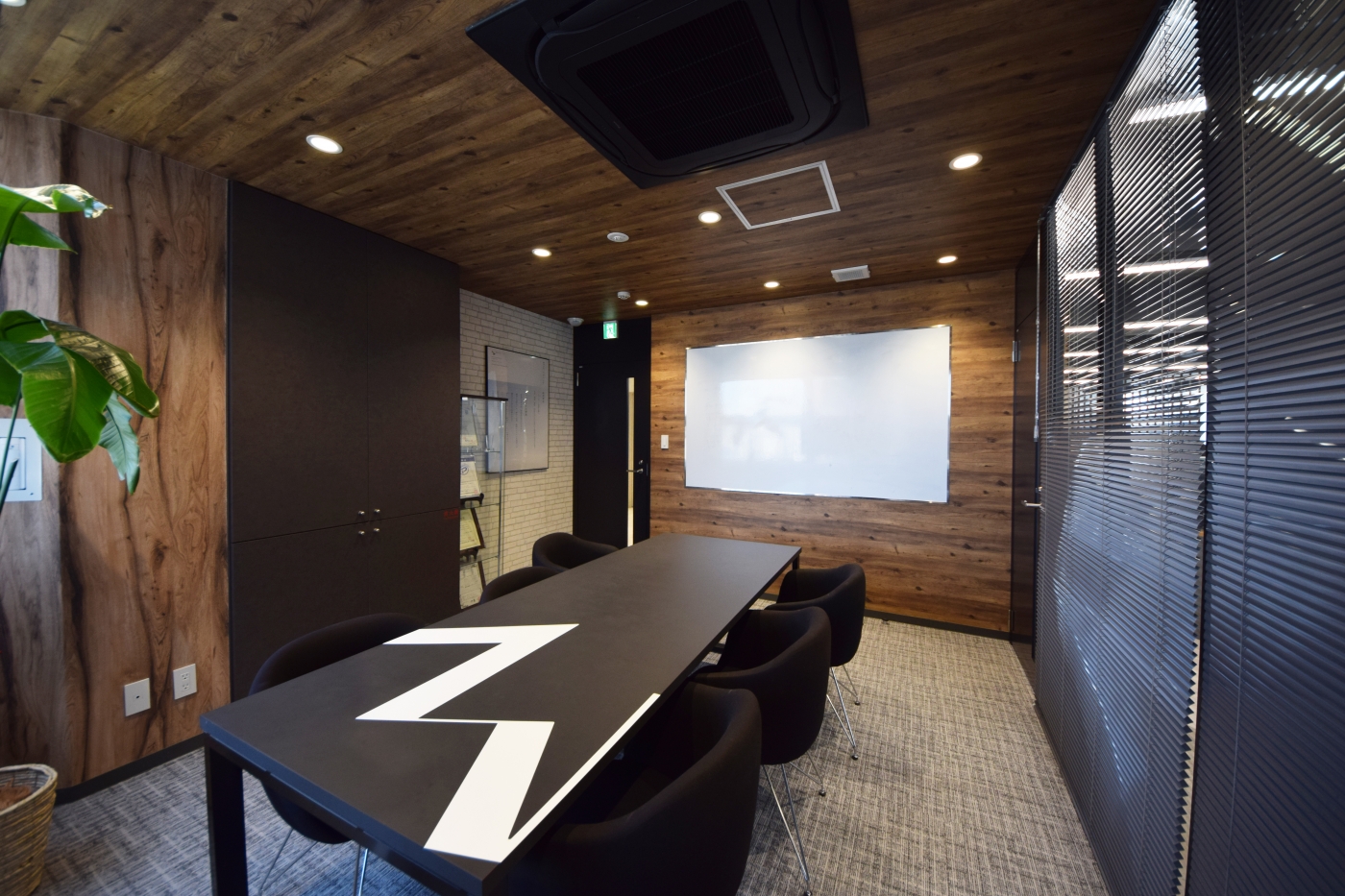 オフィスデザイン実績～モノトーンの中に木目の柔らかさが同居する新メガリンクオフィス