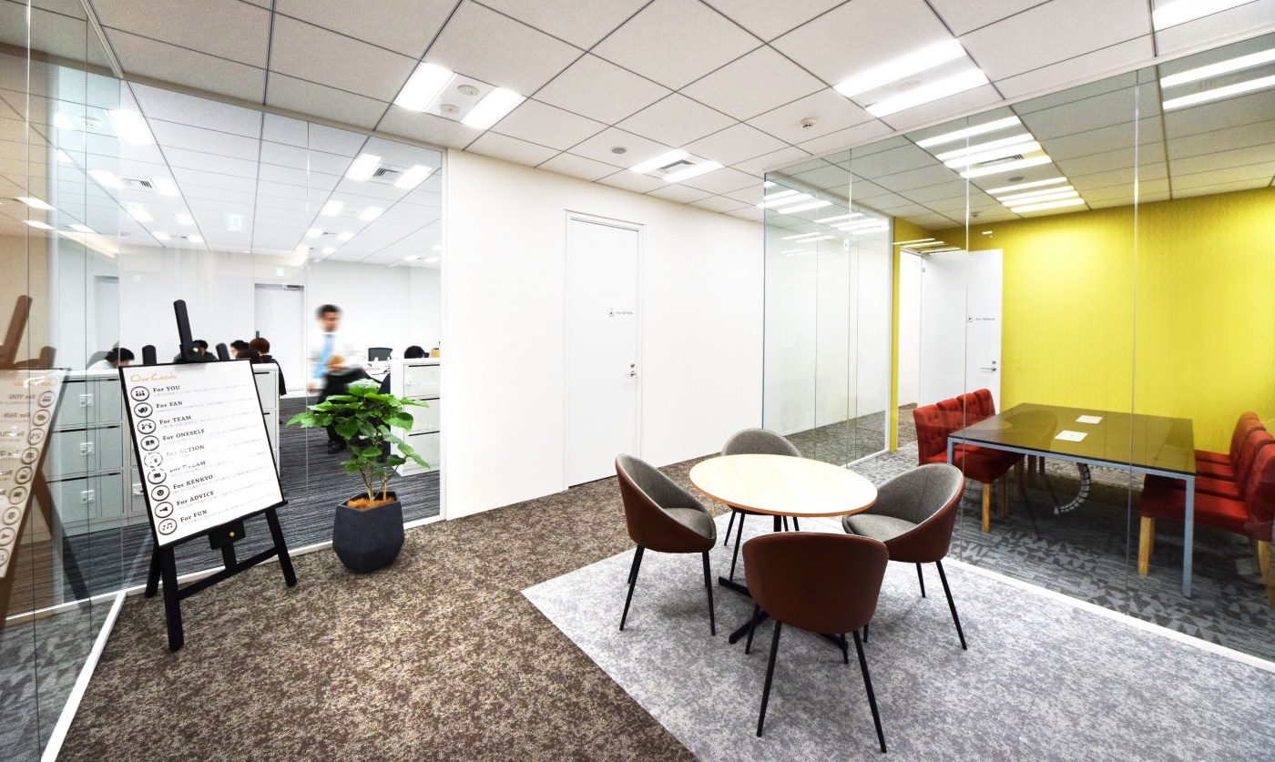 オフィスデザイン実績～クレドに合わせた彩をミーティングスペースに。社風が伝わるオフィス