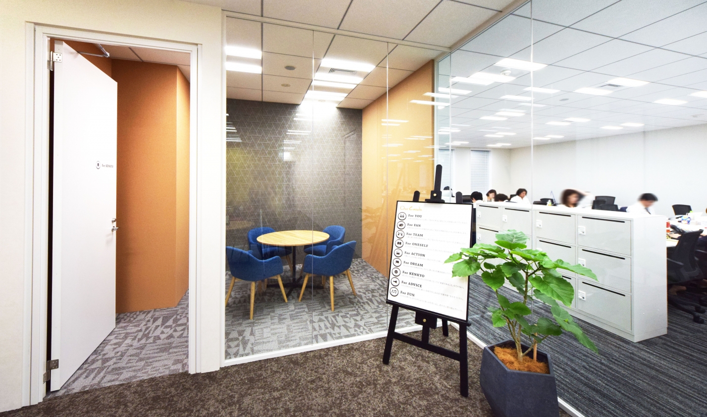 オフィスデザイン実績～クレドに合わせた彩をミーティングスペースに。社風が伝わるオフィス