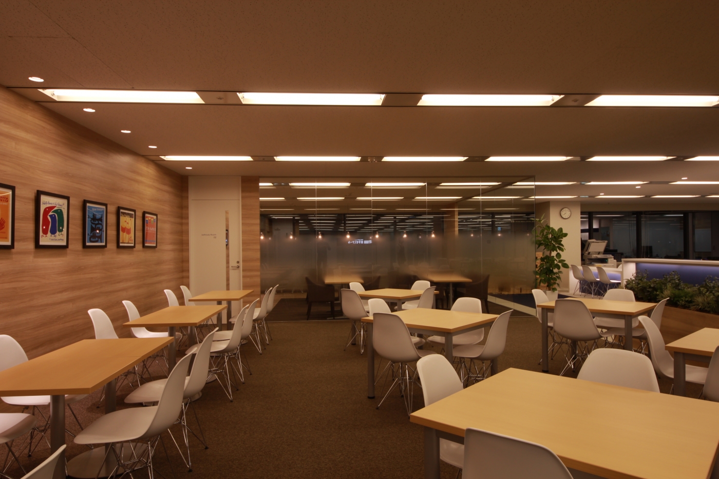 オフィスデザイン実績～ガラスを多用した開放的な空間	