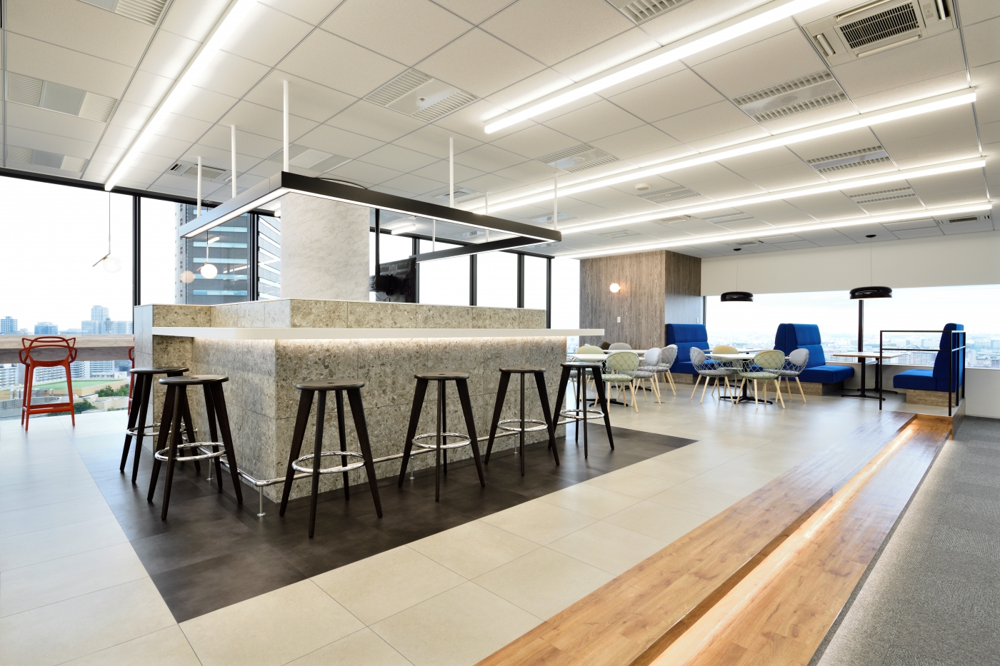 オフィスデザイン実績～高級感と過ごしやすさを両立した、業界イメージを革新するオフィス