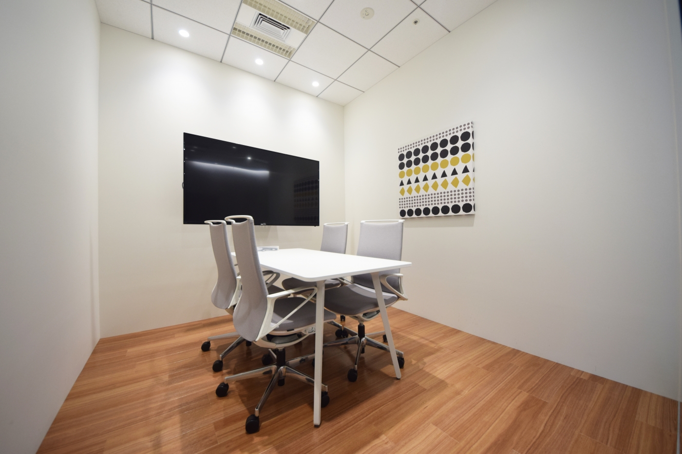 オフィスデザイン実績～「和」を取り入れたシンプルな空間と、木目の温かさが調和したオフィス