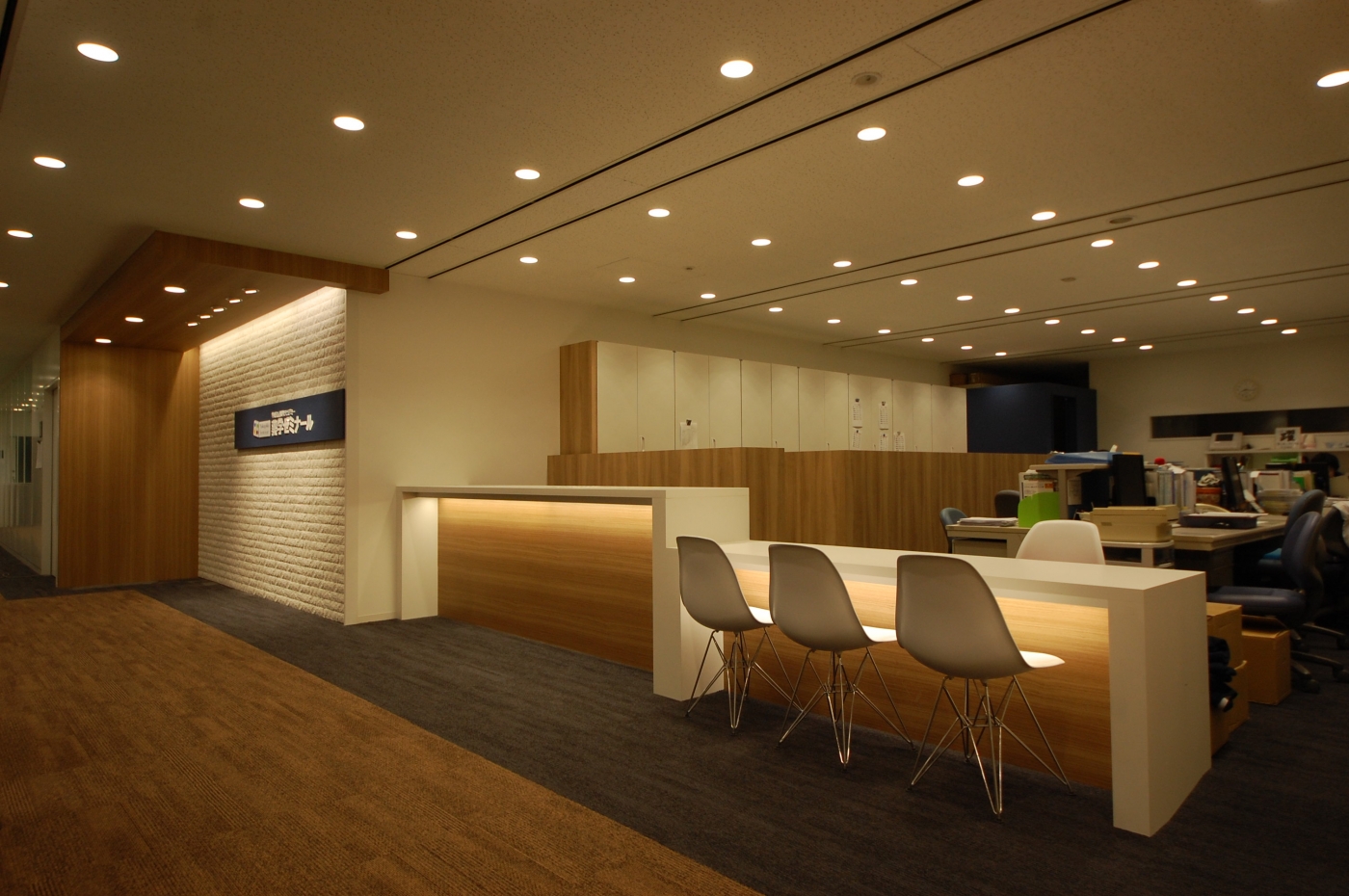 オフィスデザイン実績～白タイルと木目で構成された特別な空間