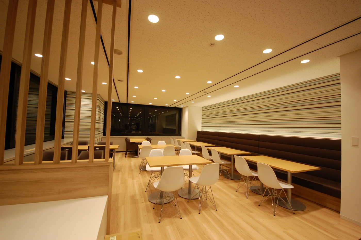 オフィスデザイン実績～白タイルと木目で構成された特別な空間