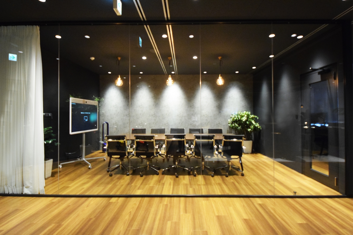 オフィスデザイン実績～外光の入り方で雰囲気が変化。カフェにもバーにもなるデュアルオフィス