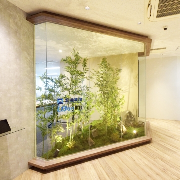 オフィスデザイン事例|坪庭で本国を表現。竹林で魅せるグローバルオフィス