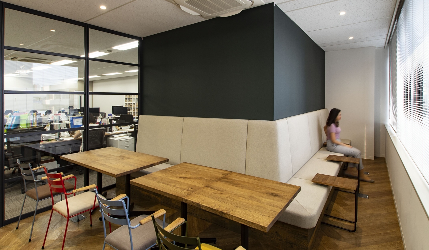 オフィスデザイン実績～主役は”木材”　空間全体で木を感じるショールームオフィス