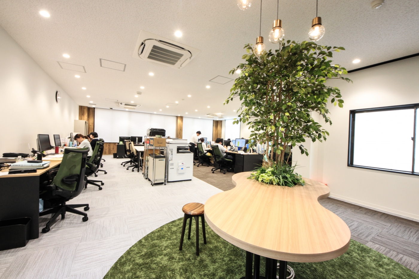 オフィスデザイン実績～自然の温かみとブランディングが融合した、アットホームなオフィス