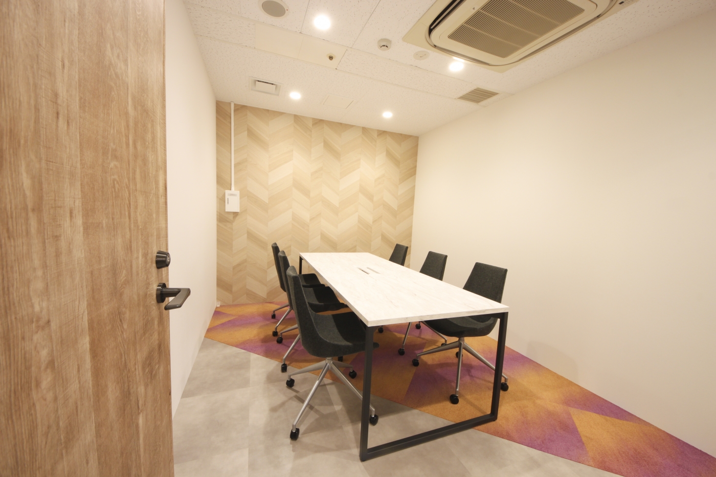 オフィスデザイン実績～コミュニケーションやイノベーションが生まれる、開放的で洗練されたオフィス